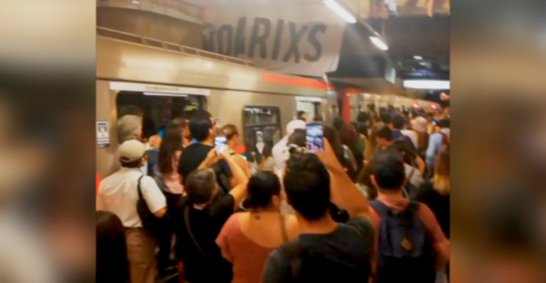 Cierran metro Plaza Egaña por manifestación contra la PSU
