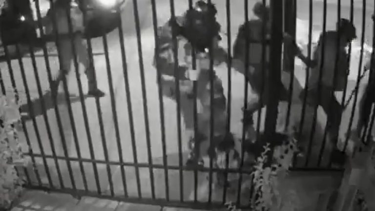 Funcionarios de Carabineros son separados de la institución tras brutal golpiza a joven en Puente Alto