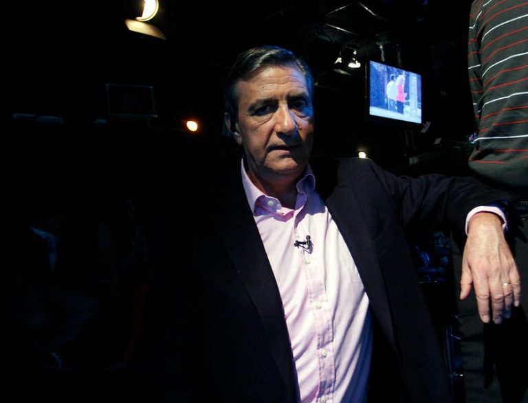 Entre gritos y pifias bajan a Kike Morandé del escenario del Festival de Río Bueno