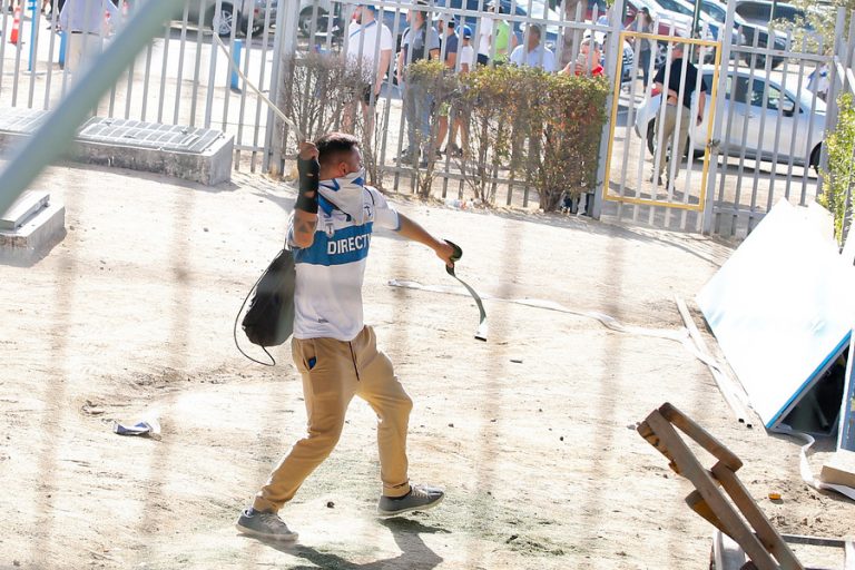 Hincha cruzado detenido por incidentes en San Carlos no podrá ingresar al estadio por 14 años