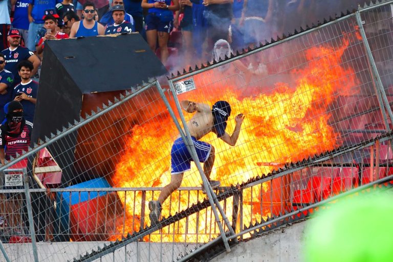La dura sanción que arriesga la U por los serios incidentes en el partido por la Libertadores