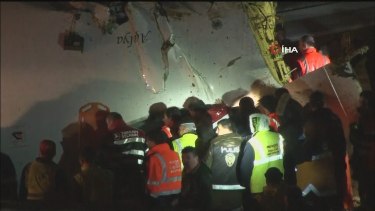 Avión con pasajeros se partió en 3 partes al salirse de la pista de aterrizaje en Estambul
