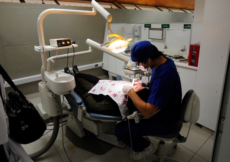 Ojo si quieres ser odontólogo: Dentistas advierten que 83% de los titulados encuentra empleo en su primer año