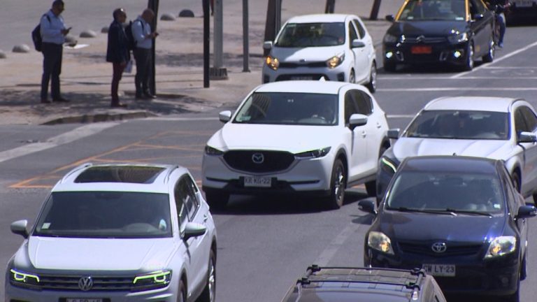 Menos accidentes y más relucientes: ¿Por qué en las calles de Chile predominan los autos blancos?