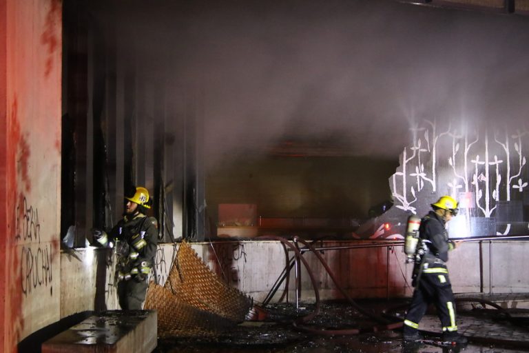 Carabineros asegura que testigos habrían visto a 10 encapuchados iniciando el incendio en el Museo Violeta Parra