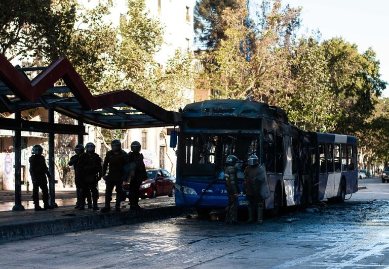 Detienen a 3 sospechosos por la quema de un bus del Transantiago en Plaza Baquedano