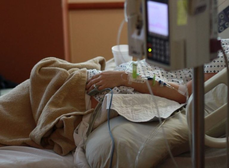 Brasileña fingió tener síntomas del coronavirus para recibir atención prioritaria en una clínica