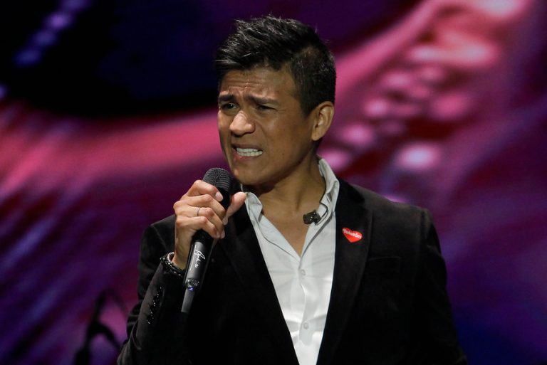 “Y si no la pasas bien…”: Américo le paró el carro a sujeto que se manifestó en medio de su show