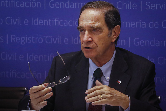 Medio alemán apuntó al ministro Larraín por lento avance de investigación de casos de Colonia Dignidad