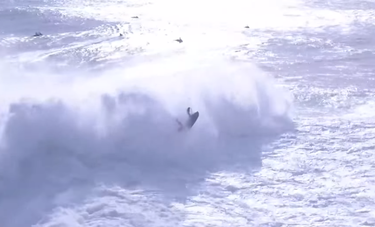 Ola gigante derribó a surfista en competencia mundial desarrollada en Portugal