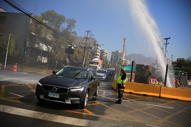Rotura de matriz en Las Condes provocó enorme chorro de agua