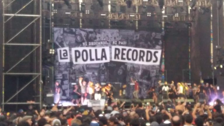 Concierto de La Polla Records es suspendido por fans que subieron al escenario a protestar