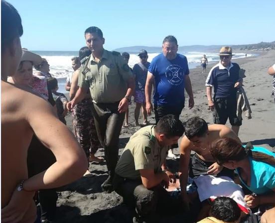 Carabineros de Constitución colabora en rescate de dos niños que se ahogaban en el mar