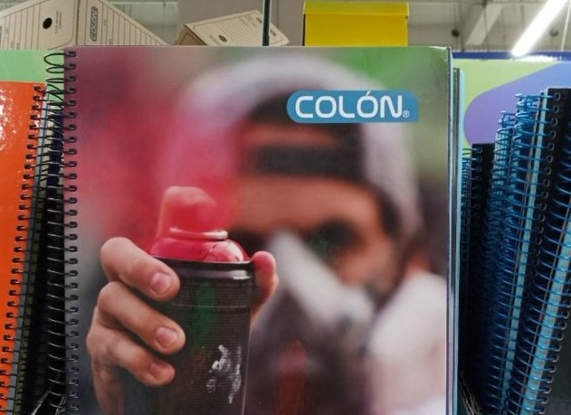 ¿Quién es el graffitero detrás de la línea de cuadernos que molestó a Iván Moreira?