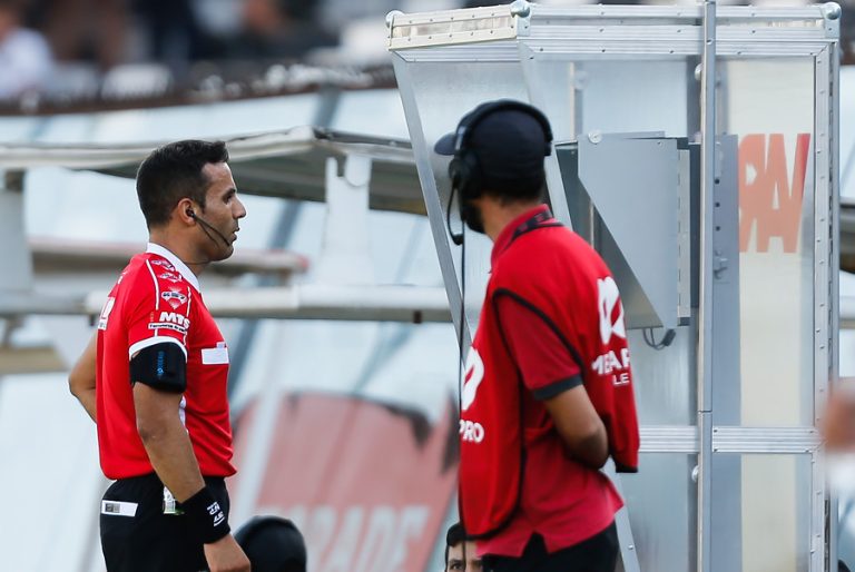 Enrique Osses reconoció error del árbitro en el clásico entre Colo Colo y la UC: 