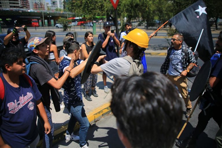 Entrenador de boxeo fue despedido: Marchó por el Rechazo y lo captaron golpeando a manifestantes por el Apruebo