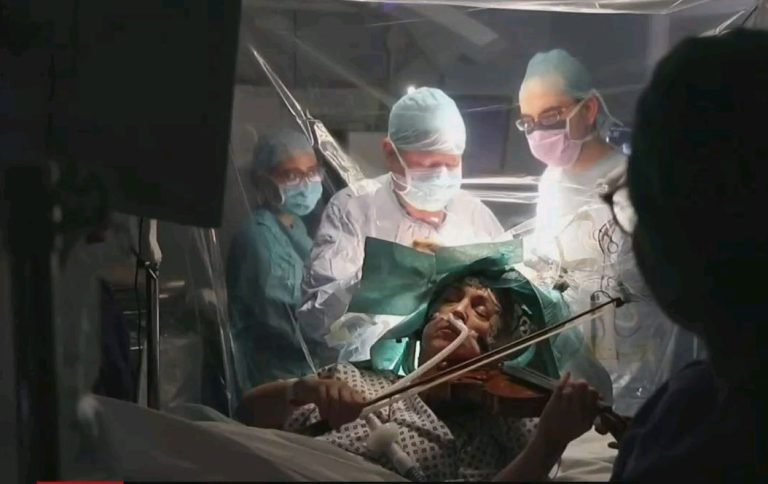 Mujer toca pieza de violín mientras cirujanos le extirpan tumor cerebral