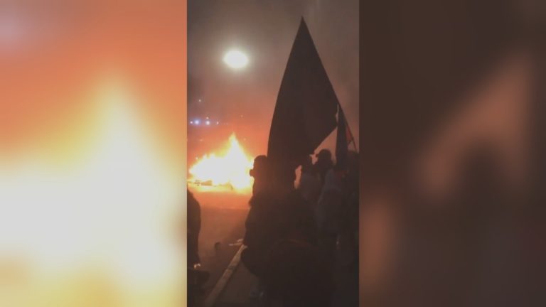 Incidentes en La Florida terminaron con una boletería de la estación Los Quillayes quemada