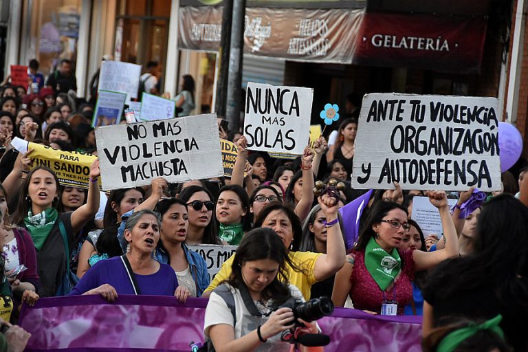 Mil de ellas en la Región Metropolitana: Carabineros confirma despliegue de 1.700 uniformadas por marcha del 8M