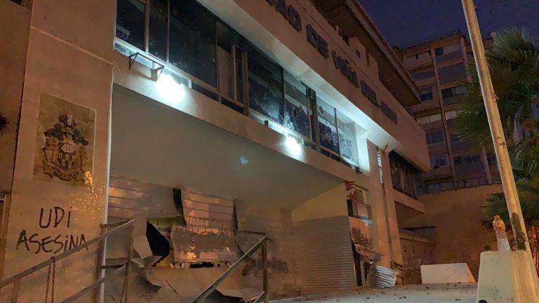 Municipalidad de Viña del Mar fue apedreada y quemada tras manifestaciones en la ciudad