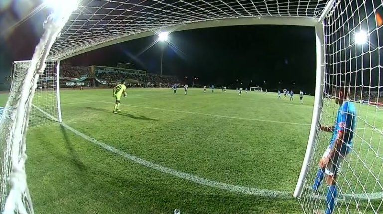 Se avivó para engañar al arquero, pero el VAR descubrió la trampa y anuló el gol