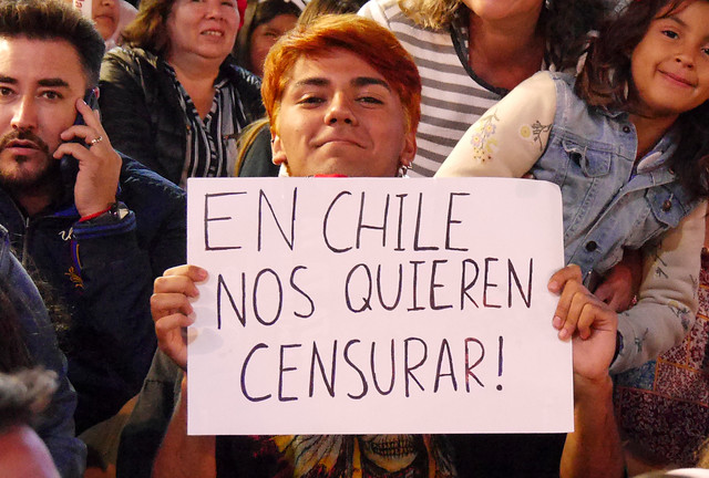 Las pancartas y lienzos políticos que no fueron mostrados en show de Mon Laferte y que ingresaron pese a prohibición