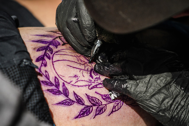 Sernac detectó hongos y deficiencias en rotulación de tintas para tatuajes: Estas son las marcas analizadas