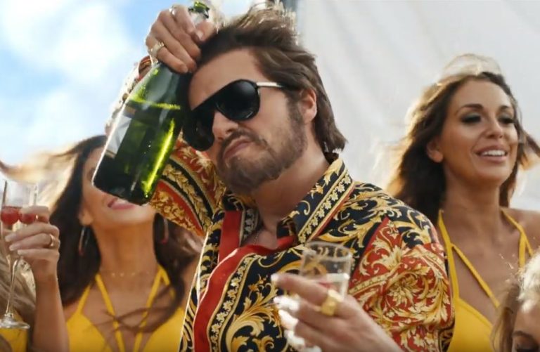 ¡Irreconocible! Taylor Swift se viste de hombre en su último video y se burla del 