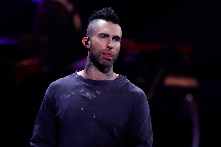 El video que muestra a un molesto Adam Levine tras bajar del escenario: “Esto es un show de TV, no un concierto”