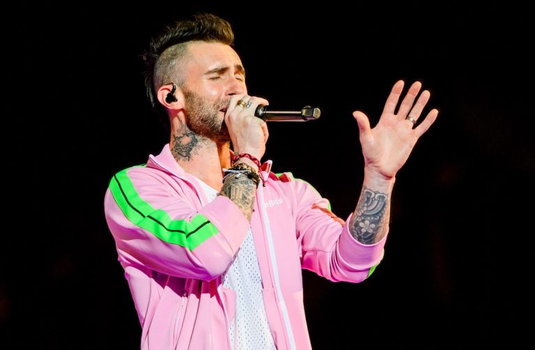 Maroon 5 se reivindicó en La Florida: Levine habló español, usó bandera chilena y declaró cariño a fans