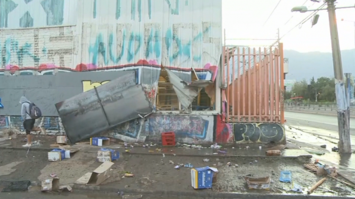 Incidentes en Peñalolén terminaron con un supermercado saqueado nuevamente