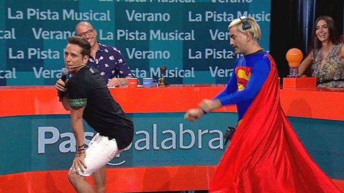 Esta fue la curiosa aparición de productor de Pasapalabra en medio del programa