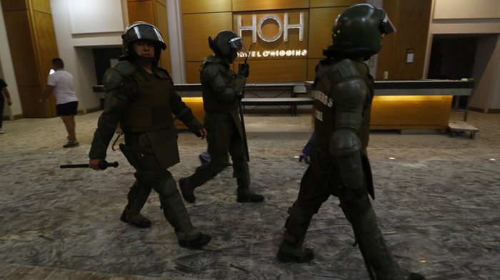 Graves destrozos en Hotel O'Higgins: Turba atacó recinto y quemó autos en el exterior
