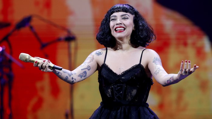 “Siento la piel de gallina”: Las primeras reacciones al show de Mon Laferte en Viña 2020