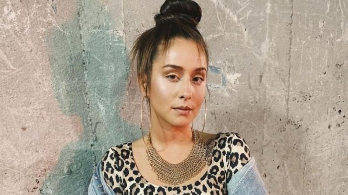 Homenajeó a Elena Caffarena: Así fue el atuendo de Denise Rosenthal la segunda noche de Viña 2020