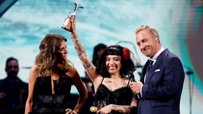 ¿Por qué Mon Laferte no habló con los animadores del Festival?