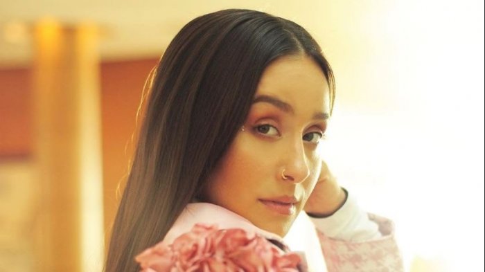 Homenajeó a Gabriela Mistral: Este fue el outift de Denise Rosenthal la cuarta noche de Viña 2020