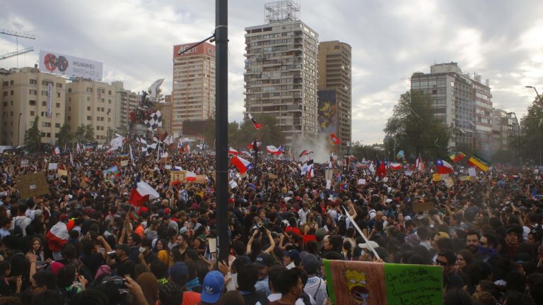 Cadem: 91% de los chilenos cree que es muy probable que vuelvan las manifestaciones masivas en marzo
