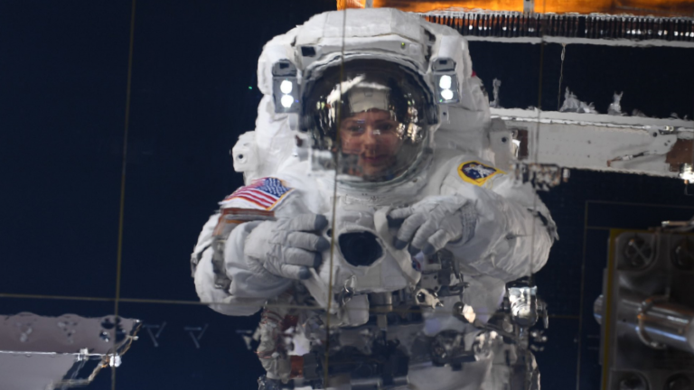 Las increíbles selfies que una astronauta de la NASA se tomó en el espacio