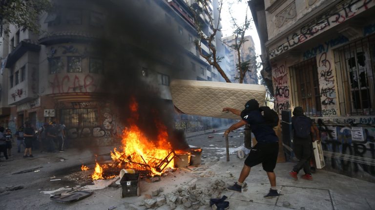 Queman auto y se incendia casa en Plaza Italia