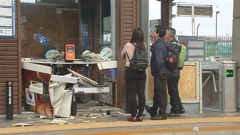 Desconocidos destruyeron y robaron caseta de pago en la estación Barón en Valparaíso