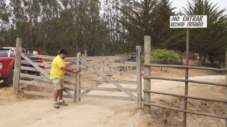Denuncian que dueños de fundos mantienen cerrados accesos a playas en Pichilemu