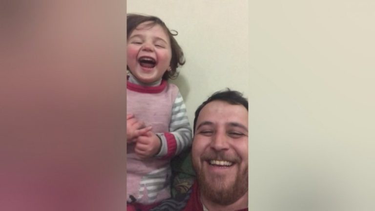 Padre hace reír a carcajadas a su hija al hacerle creer que guerra en Siria es un juego