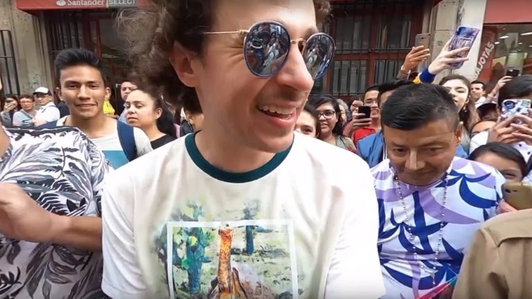 Descubren a sujeto que grabó bajo la falda de una joven en pleno video de Luisito Comunica