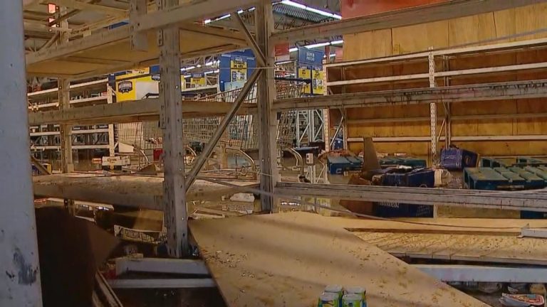 Incidentes en Peñalolén terminaron con sujetos ingresando a supermercado Alvi