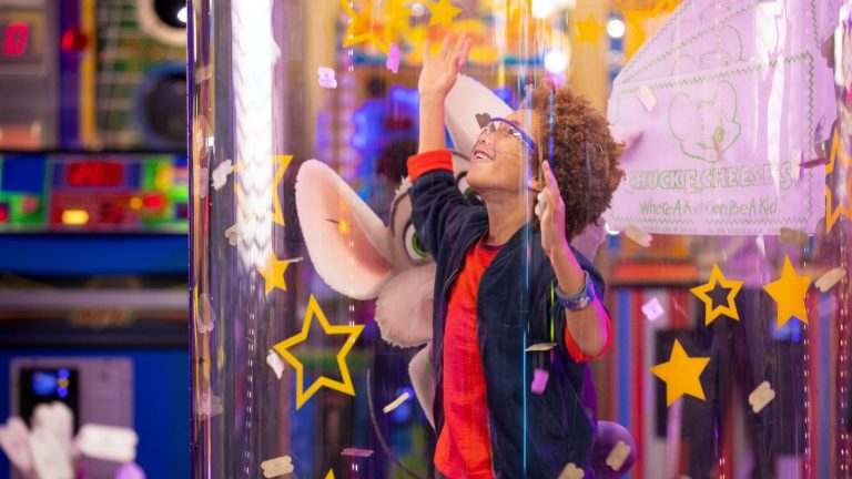 Santiago en llamas: Altas temperaturas obligan a los padres a buscar panoramas bajo techo para sus hijos en verano