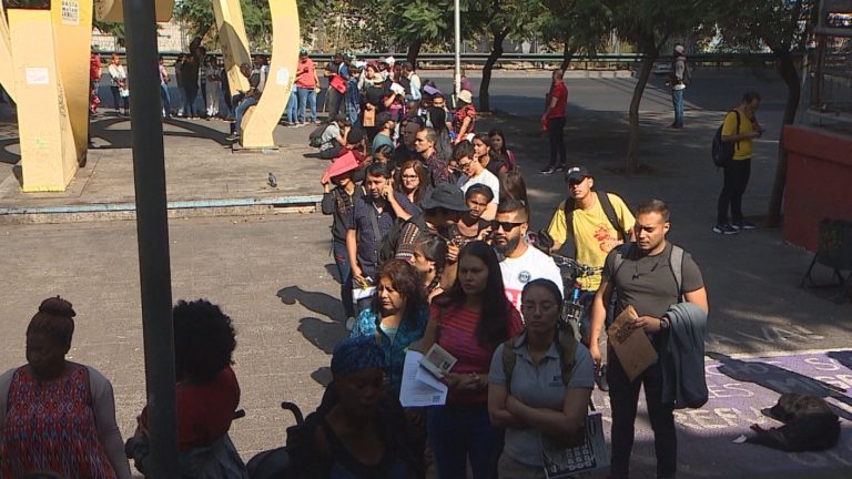 Usuarios acusaron esperas de hasta 4 horas en Registro Civil de Santiago Centro