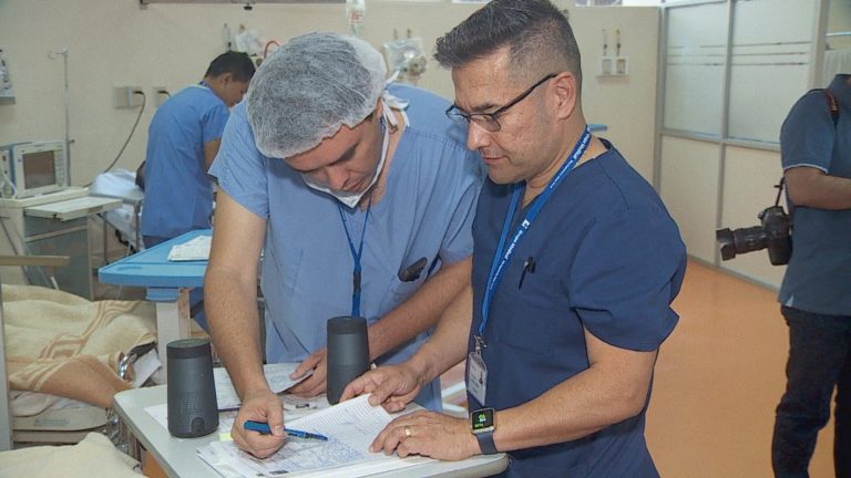 Escasez de médicos especialistas en Chile: Más de 700 se quedaron sin beca para este año