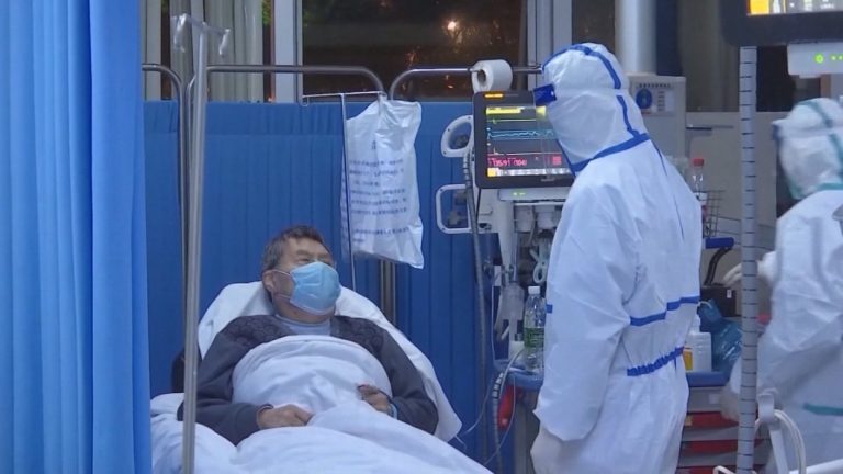 Aumenta cifra de casos de coronavirus: Van más de 2.300 muertes en el mundo