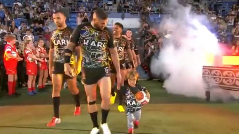 Ante miles de personas: Niño al que hacían bullying por su enanismo salió a la cancha junto a equipo de rugby
